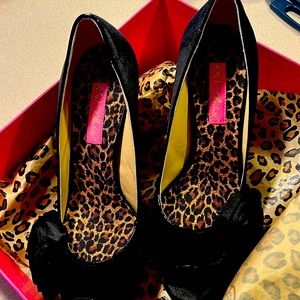 Ladies Betsey Johnson blk satin pump heels with gorgeous bow accessorie size 8.